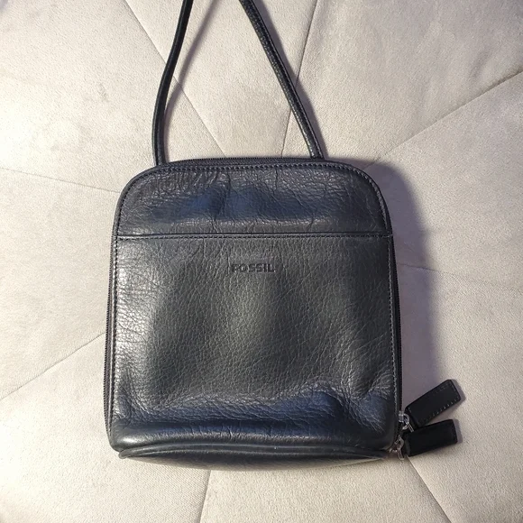 Classic Fossil Black Leather Crossbody Bag - Picture 1 of 6